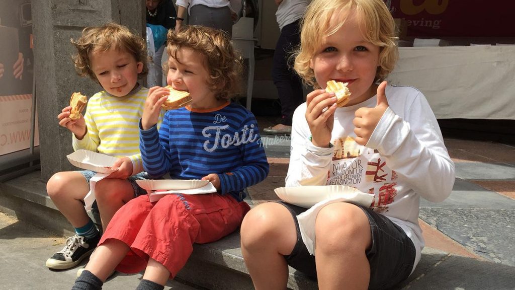Kinderen eten tosti's bij De Tostimakers
